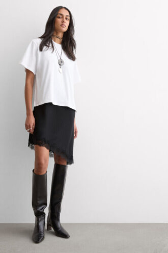 Asymmetrisk underklänning i viskosatäng med spets