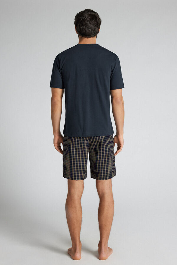 Blå och krämfärgad kort pyjamas i tyg och bomull med rutmönster Blå och krämfärgad kort pyjamas i tyg och bomull med rutmönster