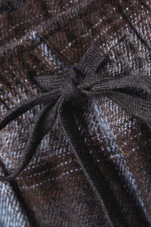 Blå rutiga långbyxor i stickat tyg Blå rutiga långbyxor i stickat tyg