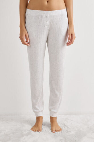 Chica och bekväma långbyxor i modal