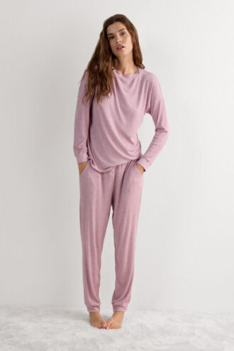 Komfortabel och elegant långärmad modal-top med båthalsringning