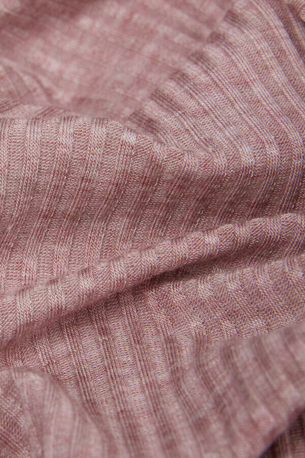 Komfortabel och elegant långärmad modal-top med båthalsringning Komfortabel och elegant långärmad modal-top med båthalsringning