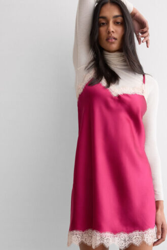 Kontrastfärgad spetsförsedd sidenchemise