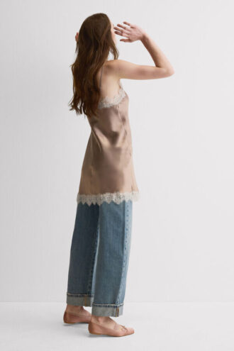 Kontrastspetsar på sidenchemise