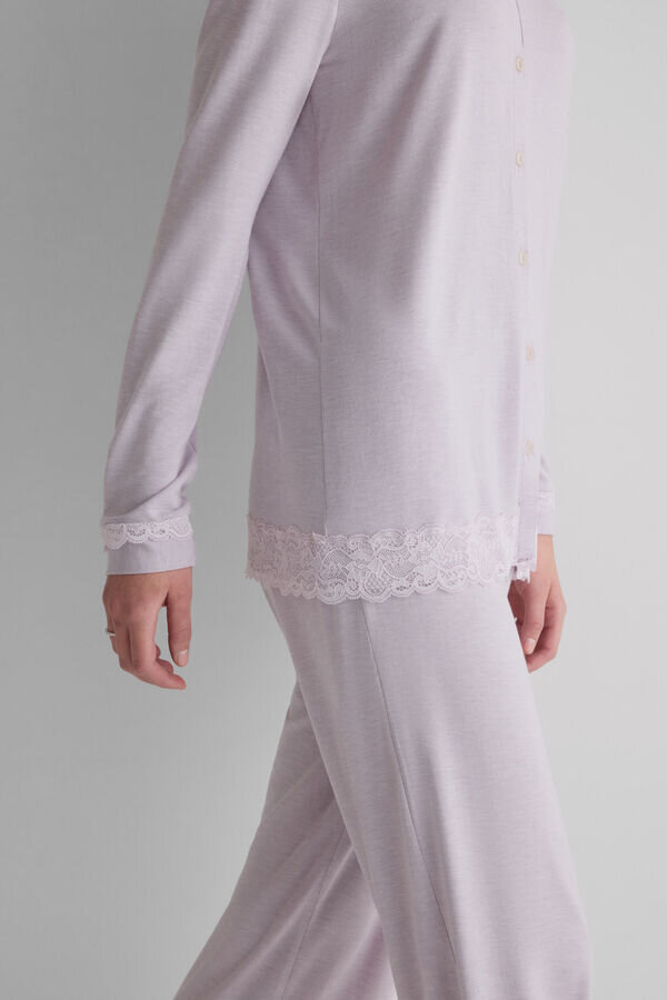Lång pyjamas med spetsar och knappar i modal Lång pyjamas med spetsar och knappar i modal