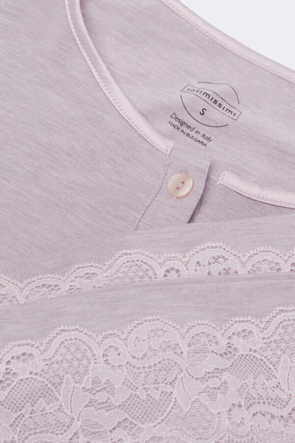 Lång pyjamas med spetsar och knappar i modal Lång pyjamas med spetsar och knappar i modal