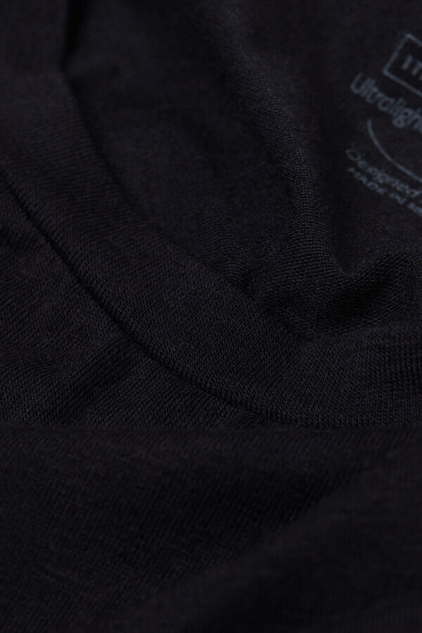 Långärmad topp med rund halsringning i ultralätt modal med kashmir Långärmad topp med rund halsringning i ultralätt modal med kashmir