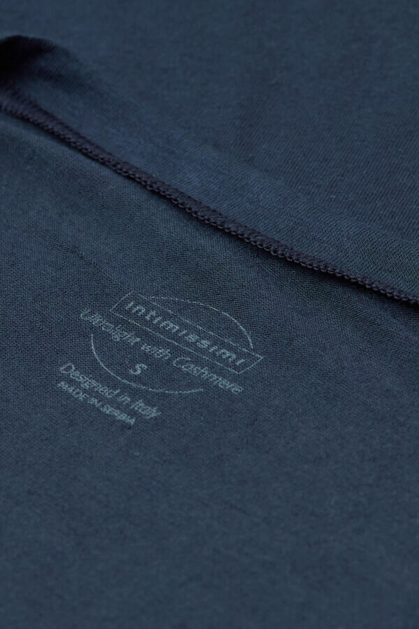 Långärmad topp med rund halsringning i ultralätt modal med kashmir Långärmad topp med rund halsringning i ultralätt modal med kashmir