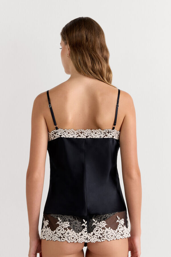 Pretty Flowers silkeslinne med tunna axelband Pretty Flowers silkeslinne med tunna axelband