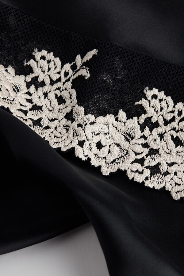 Pretty Flowers silkeslinne med tunna axelband Pretty Flowers silkeslinne med tunna axelband