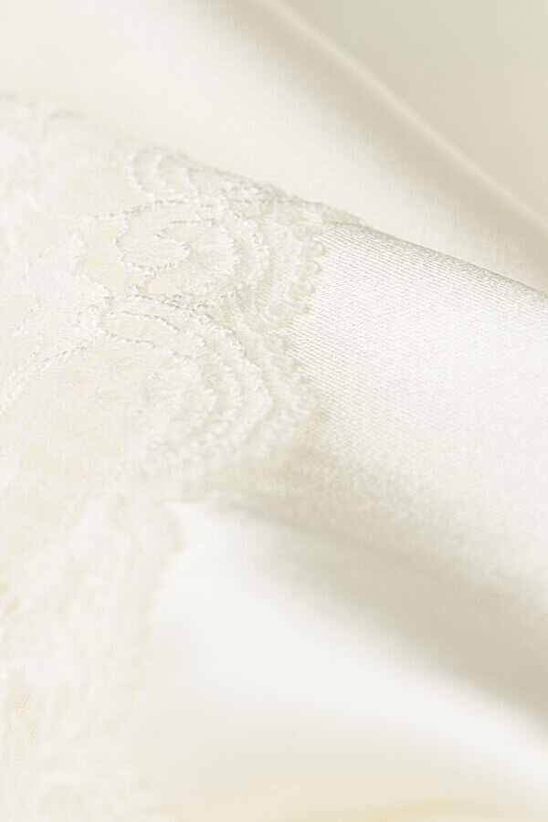 Silkeshorts med spetsar Silkeshorts med spetsar