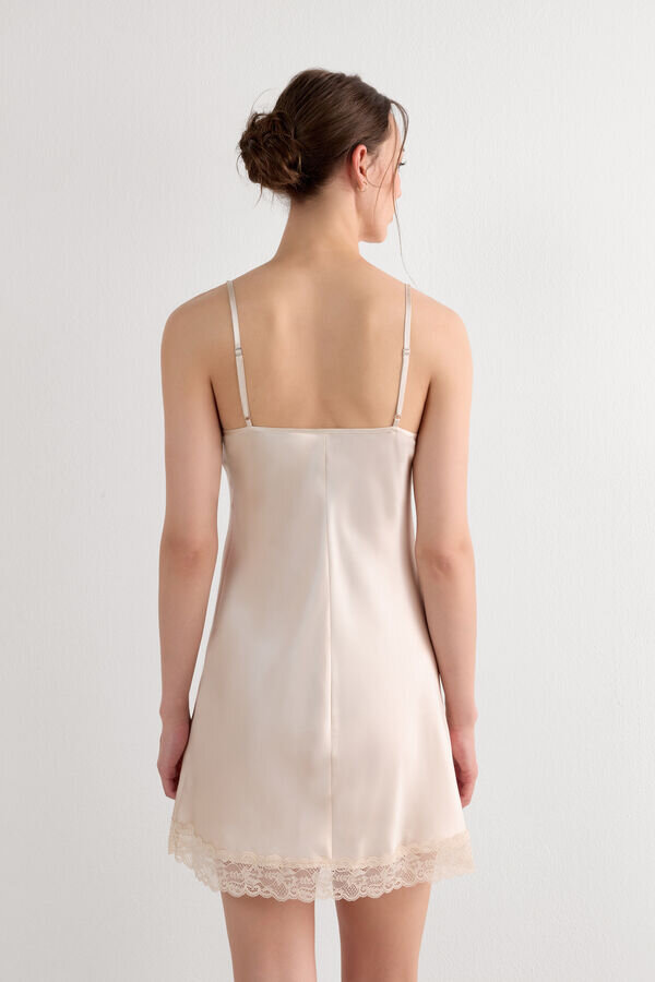 Silkesunderklänning med spetsdetaljer Silkesunderklänning med spetsdetaljer