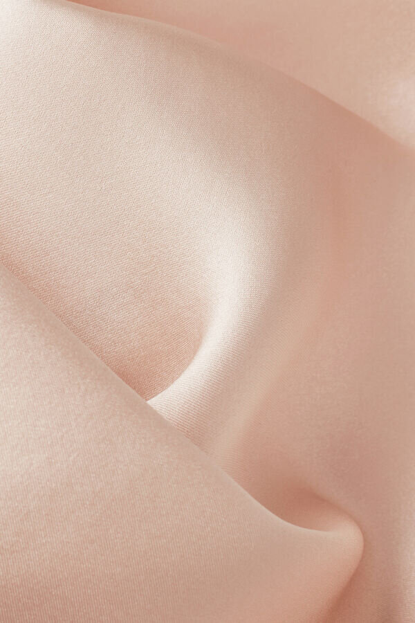 Silkesunderklänning med spetsdetaljer Silkesunderklänning med spetsdetaljer