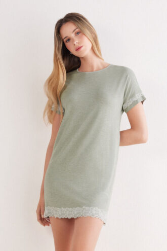 Spetsförsedd kortärmad nattklänning