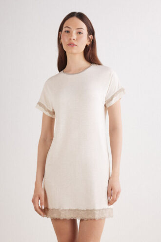 Spetsförsedd nattklänning med korta ärmar