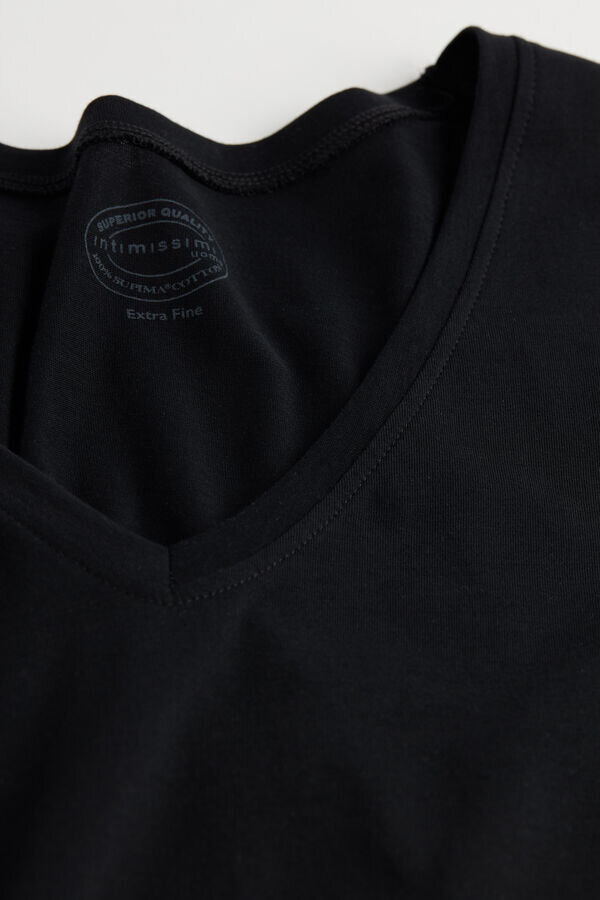 T-shirt med V-ringning i extrafin bomull av högsta kvalitet T-shirt med V-ringning i extrafin bomull av högsta kvalitet