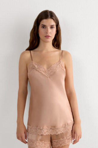 Top i spets och siden