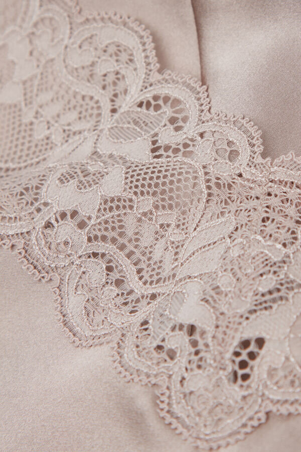 Top i spets och siden Top i spets och siden