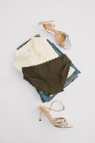 Trosor i bomull och spets