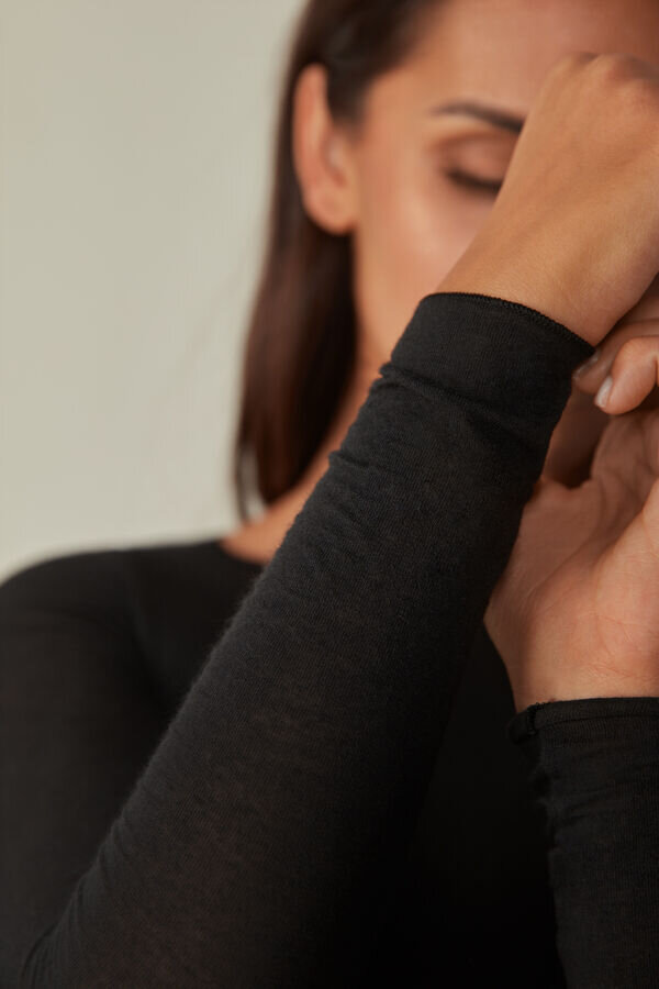 Ultralätt topp i modal och kashmir med båthals Ultralätt topp i modal och kashmir med båthals